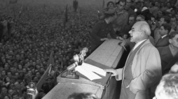 Władysław Gomułka przemawiający podczas wiecu na Placu Defilad. 24.10.1956. Fot. PAP/CAF/J. Baranowski