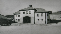 . Jourhaus - kiedyś główna brama do obozu KZ Gusen, dziś ten sam budynek spełnia rolę willi.