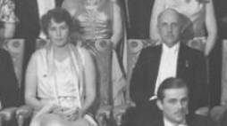 25 rocznica ślubu księcia Olgierda i Mechtyldy Czartoryskich. W 2. rzędzie od lewej: książę Roman Czartoryski z Konarzewa, arcyksiężna Alicja Habsburg, arcyksiążę Karol Olbracht Habsburg z Żywca, arcyksiężna Mechtylda Czartoryska, książę Olgierd Aleksander Czartoryski, księżna Maria Helena Czartoryska i hrabia Szołdrski. 1938 r. Fot. NAC