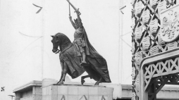 Pomnik króla Władysława Jagiełły dłuta Stanisława K. Ostrowskiego. Wystawa Światowa w Nowym Jorku. Maj 1939 r. Źródło: NAC