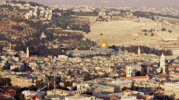 Panorama Jerozolimy z widoczną Złotą Kopułą na Skale. Fot. PAP/EPA