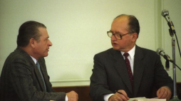 Członkowie Biura Politycznego KC PZPR Czesław Kiszczak i Wojciech Jaruzelski. Fot. PAP/T. Prażmowski