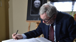 Prezydent Krakowa Jacek Majchrowski wpisuje się do księgi kondolencyjnej w krakowskim magistracie. Fot. PAP/J. Bednarczyk
