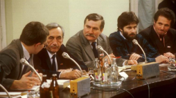 Obrady Okrągłego Stołu. Od lewej: Tadeusz Mazowiecki, Lech Wałęsa, Władysław Frasyniuk, Zbigniew Bujak. Fot. PAP/J. Bogacz