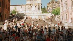 Turyści na schodach hiszpańskich w Rzymie. Fot. PAP/A. Hawałej