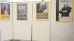 Wystawa w Senacie poświęcona pontyfikatowi jana Pawła II. Fot. PAP/L. Szymański