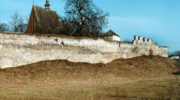 Mury obronne w Szydłowie. 2000 r. Fot. PAP/P. Polak