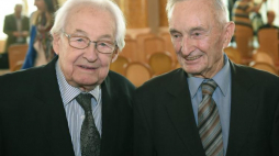Andrzej Wajda i prof. Henryk Samsonowicz. Fot. PAP/R. Pietruszka