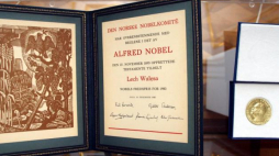 Dyplom i Medal Pokojowej Nagrody Nobla, który otrzymał Lech Wałęsa Fot. PAP/T. Gzell