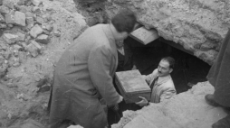 Odnalezienie dziesięciu metalowych skrzyń zawierających pierwszą część Archiwum Ringelbluma. 18.09.1946. Fot. PAP/CAF/W. Forber