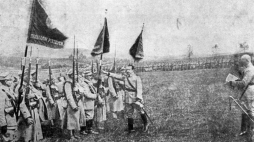 Gen. Józef Haller składa przysięgę na sztandar I Pułku Strzelców i obejmuje dowództwo nad Armią Polską powstałą we Francji. Nancy, 6.10.1918 r. Fot. PAP/CAF/Reprod. 