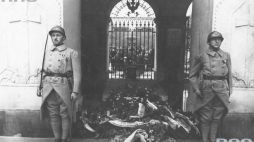 Bajończycy trzymający wartę przed Grobem Nieznanego Żołnierza. 1926 r. Źródło: NAC