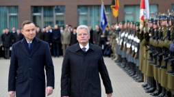 Prezydent RP Andrzej Duda (L) i prezydent Niemiec Joachim Gauck podczas ceremonii powitania w kwaterze głównej Wielonarodowego Korpusu Północno-Wschodniego w Szczecinie. Fot. PAP/M. Bielecki