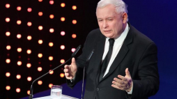 Prezes PiS Jarosław Kaczyński przemawia w historycznej sali Towarzystwa Gimnastycznego "Sokół" przy ulicy Józefa Piłsudskiego w Krakowie. Fot. PAP/S. Rozpędzik