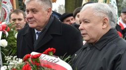 Prezes PiS Jarosław Kaczyński i minister rolnictwa Krzysztof Jurgiel (C) składają kwiaty na grobie Wincentego Witosa w Wierzchosławicach. Fot. PAP/J. Bednarczyk