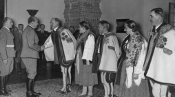 W dniu urodzin Adolfa Hitlera gubernator Hans Frank przyjmuje na Zamku Królewskim w Krakowie delegację górali. Widoczny Wacław Krzeptowski (pierwszy z lewej). 1940 r. Źródło: NAC
