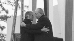 Tadeusz Mazowiecki i Helmut Kohl. Krzyżowa, 12 listopada 1989 r. Fot. PAP/CAF/A. Hawałej