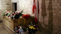 sarkofag Lecha i Marii Kaczyńskich w krypcie pod Wieżą Srebrnych Dzwonów na Wawelu. Fot. PAP/S. Rozpędzik