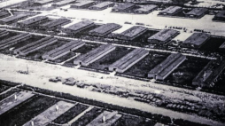 Niemiecki obóz koncentracyjny na Majdanku - zdjęcie lotnicze na wystawie z okazji 70. rocznicy likwidacji obozu. Fot. PAP/Reprodukcja 