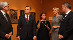 Prezydent RP Andrzej Duda (2L) z żoną Agatą Kornhauser-Dudą (2P) oraz prezydent Słowacji Andrej Kiska (P) zwiedzają wystawę „Koszycka moderna” w MCK w Krakowie. Fot. PAP/S. Rozpędzik