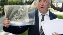  Stefan Melak (nz) pokazuje oryginalne zdjęcie niemieckie mordu katyńskiego 2009 r. Fot. PAP/T. Gzell