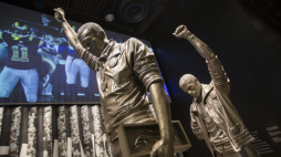 Muzeum historii i kultury Afroamerykanów w Waszyngtonie. Rzeźba przedstawiająca amerykańskich sportowców Tommiego Smitha (L) i Johna Carlosa podczas ceremonii wręczania medali olimpijskich w Meksyku, protestujących przeciwko nierówności rasowej w USA. Fot. PAP/EPA