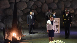 Premier Beata Szydło w Sali Pamięci w Instytucie Yad Vashem w Jerozolimie. Fot. PAP/R. Pietruszka