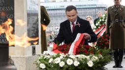 Prezydent Andrzej Duda składa wieniec podczas uroczystej odprawy wart przed Grobem Nieznanego Żołnierza w Święto Niepodległości. 2015 r. Fot. PAP/R. Pietruszka