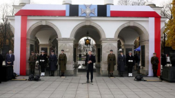 Prezydent Andrzej Duda podczas uroczystości odsłonięcia na Grobie Nieznanego Żołnierza tablicy poświęconej pamięci Żołnierzy Niezłomnych. Fot. PAP/T. Gzell