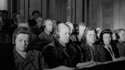 Pierwszy dzień rozprawy przeciwko 40 zbrodniarzom hitlerowskim z SS, członkom załogi niemieckiego obozu zagłady w Auschwitz-Birkenau (Oświęcim- Brzezinka). Nz. w ławie oskarżonych dozorczynie obozu: T. Brandl (1L), Alice Orlowski (2L), Luise Danz (3L), Hildegard Lächert (4L) Fot. PAP/CAF