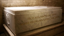 Nowy sarkofag Lecha i Marii Kaczyńskich w krypcie pod Wieżą Srebrnych Dzwonów na Wawelu. Fot. PAP/G. Momot