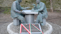 Pomnik Henryka Sławika i Józefa Antalla w Dolinie Szwajcarskiej w Warszawie. Fot. PAP/J. Turczyk