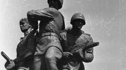 Pomnik Braterstwa Broni na Pradze Północ, wzniesiony w hołdzie żołnierzom Armii Czerwonej. Fot. PAP/CAF
