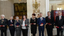 Od lewej: Andrzej Amons, Irena Godyń, Danuta Stanisława Pniewska, Małgorzata Młynarczyk, Nadzieja Slesariewa-Wiktorowska, Jerzy Wójcicki, Jerzy Żurawowicz, Igor Chodas podczas uroczystości wręczenia nagród "Świadek Historii". Fot. PAP/J. Kamiński