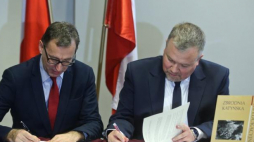 Prezes IPN dr Jarosław Szarek (L) i dyrektor MWP dr Adam Buława podczas uroczystości podpisania porozumienia o współpracy. Fot. PAP/R. Guz 