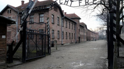 Brama b. niemieckiego obozu KL Auschwitz-Birkenau. Fot. PAP/A. Grygiel 