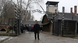 Wielki rabin Francji Haim Korsia (C) zwiedza Państwowe Muzeum Auschwitz-Birkenau. Fot. PAP/S. Rozpędzik