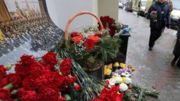 Kwiaty przed siedzibą Chóru Aleksandrowa. Moskwa, 25.12.2016. Fot. PAP/EPA