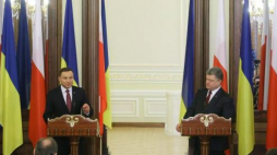 Prezydent Andrzej Duda (L) i prezydent Ukrainy Petro Poroszenko na konferencji prasowej po spotkaniu w Kijowie. 15.12.2015. Fot. PAP/P. Supernak