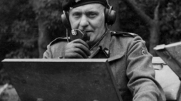 Gen. Stanisław Maczek podczas ćwiczeń 1 Dywizji Pancernej przed inwazją na kontynent. Lipiec 1944 r. Źródło: NAC