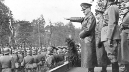 Adolf Hitler przyjmuje defiladę wojsk niemieckich w Alejach Ujazdowskich w Warszawie. 05.10.1939. Fot. NAC