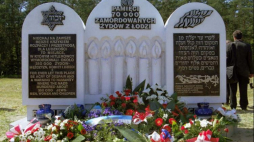 Pomnik pamięci zamordowanych 70.000 Żydów z Łodzi w Chełmnie nad Nerem. 2001 r. Fot. PAP/K. Jarczewski