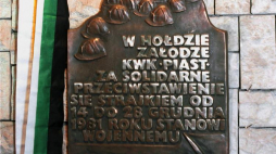 Tablica pamiątkowa w kopalni Piast. Fot. PAP/R. Koszowski