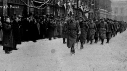 Uroczystość zaprzysiężenia wojsk powstańczych i wręczenie sztandaru 1 Dywizji Strzelców Wielkopolskich. Poznań, 26 stycznia 1919 r. Fot. NAC