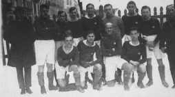 Drużyna reprezentacji Polski na mecz z Węgrami. Kraków, 12.1921. Źródło: NAC