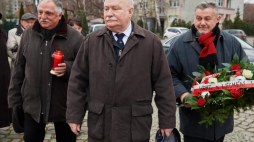 Były prezydent RP Lech Wałęsa składa kwiaty przed Pomnikiem Poległych Stoczniowców w Gdańsku, 16 bm. w 46. rocznicę wydarzeń Grudnia '70.  PAP/Adam Warżawa 