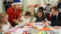 Szef gabinetu prezydenta Adam Kwiatkowski (P) razem z dziećmi przygotowywali w Pałacu Prezydenckim kartki świąteczne dla weteranów. Fot. PAP/P. Supernak