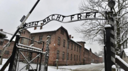 Brama niemieckiego obozu Auschwitz. Fot. PAP/J. Bednarczyk