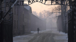 Brama byłego niemieckiego obozu zagłady Auschwitz I. Fot. PAP/A. Grygiel