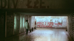 Stan wojenny - hasła, ulotki i plakaty opozycyjne w przejściu na perony na Dworcu PKP Gdańsk Wrzeszcz. 14.12.1981. Fot. PAP/L. J. Pękalski